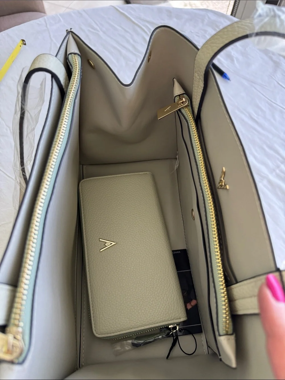 Vanessa Williams V-Logo Cream Tote Bag with Matching Zip Wallet. 11”x9”x6”